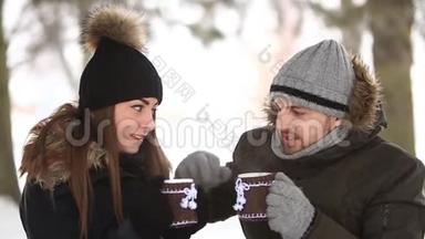 在童话般的冬天里，一对年轻夫妇被温暖的饮料所温暖。 Chismas情绪